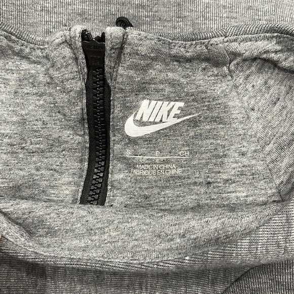 Women’s Nike Tech Fleece Short Sleeve Shirt - size S - Picture 3 of 3